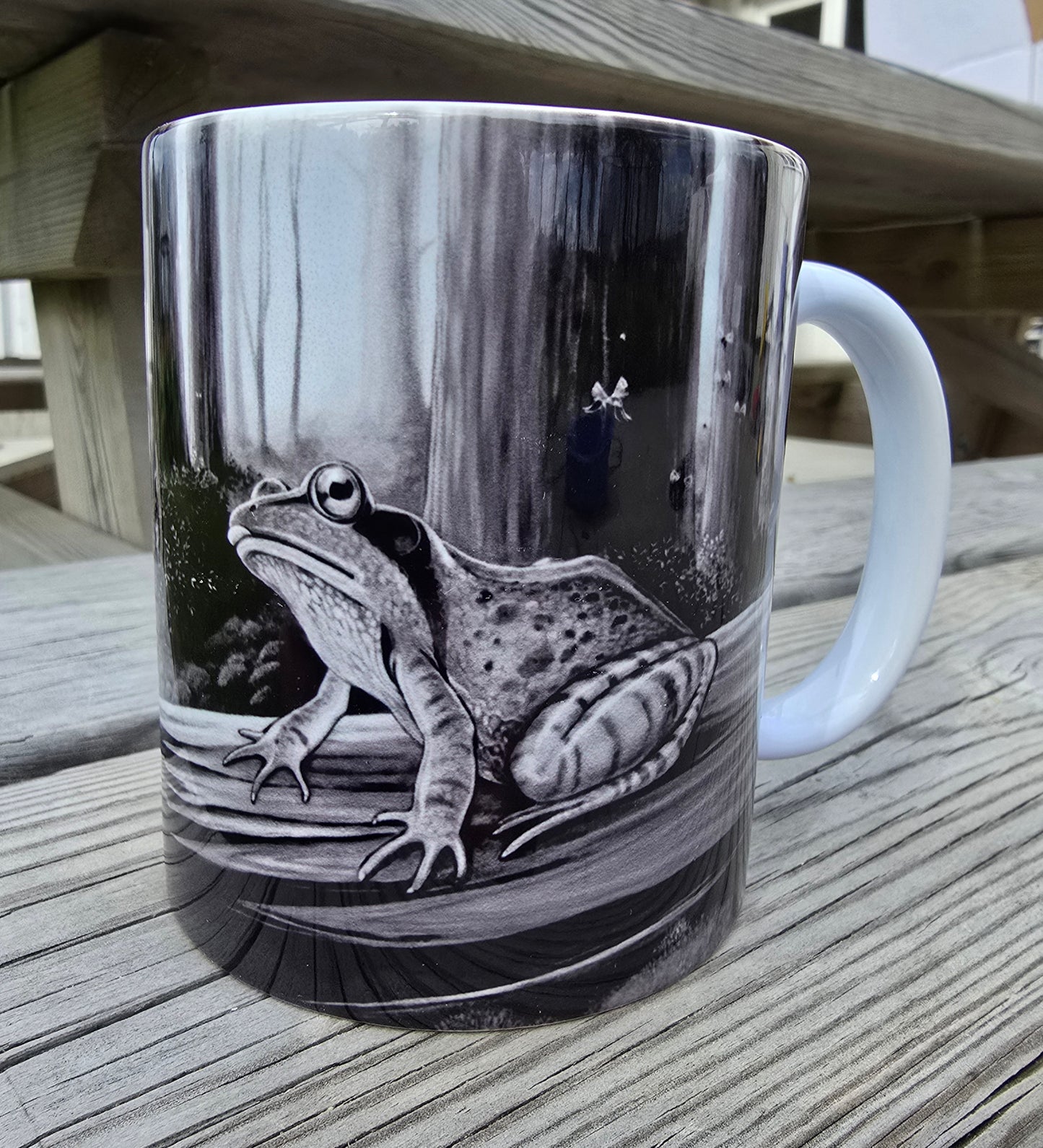 Kunstkopp 'Frosk' - Hvit med frosk og skogsmotiv - Svarthvit variant