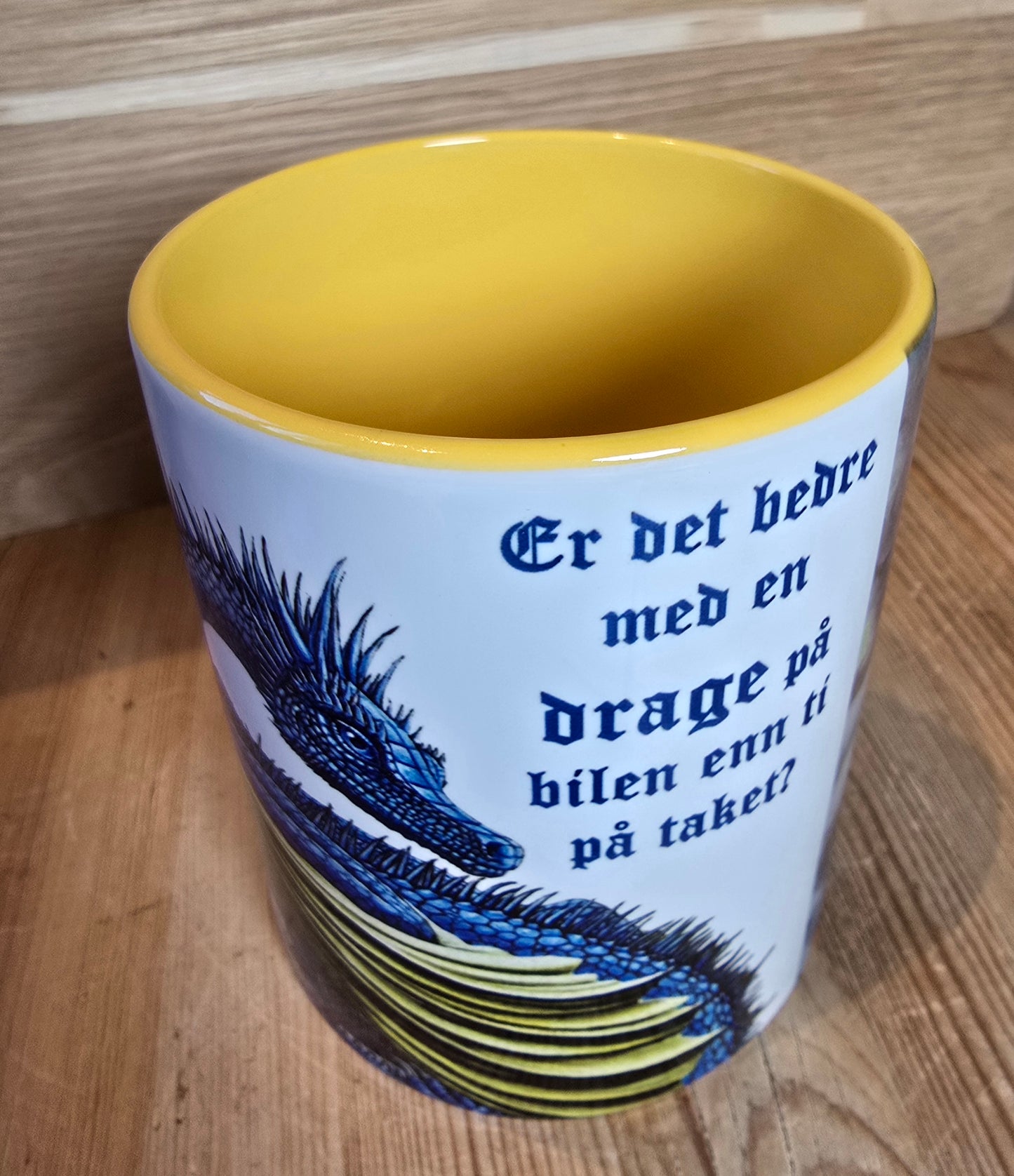 Kunstkopp 'Flat Volvo' - Gul med Dragemotiv