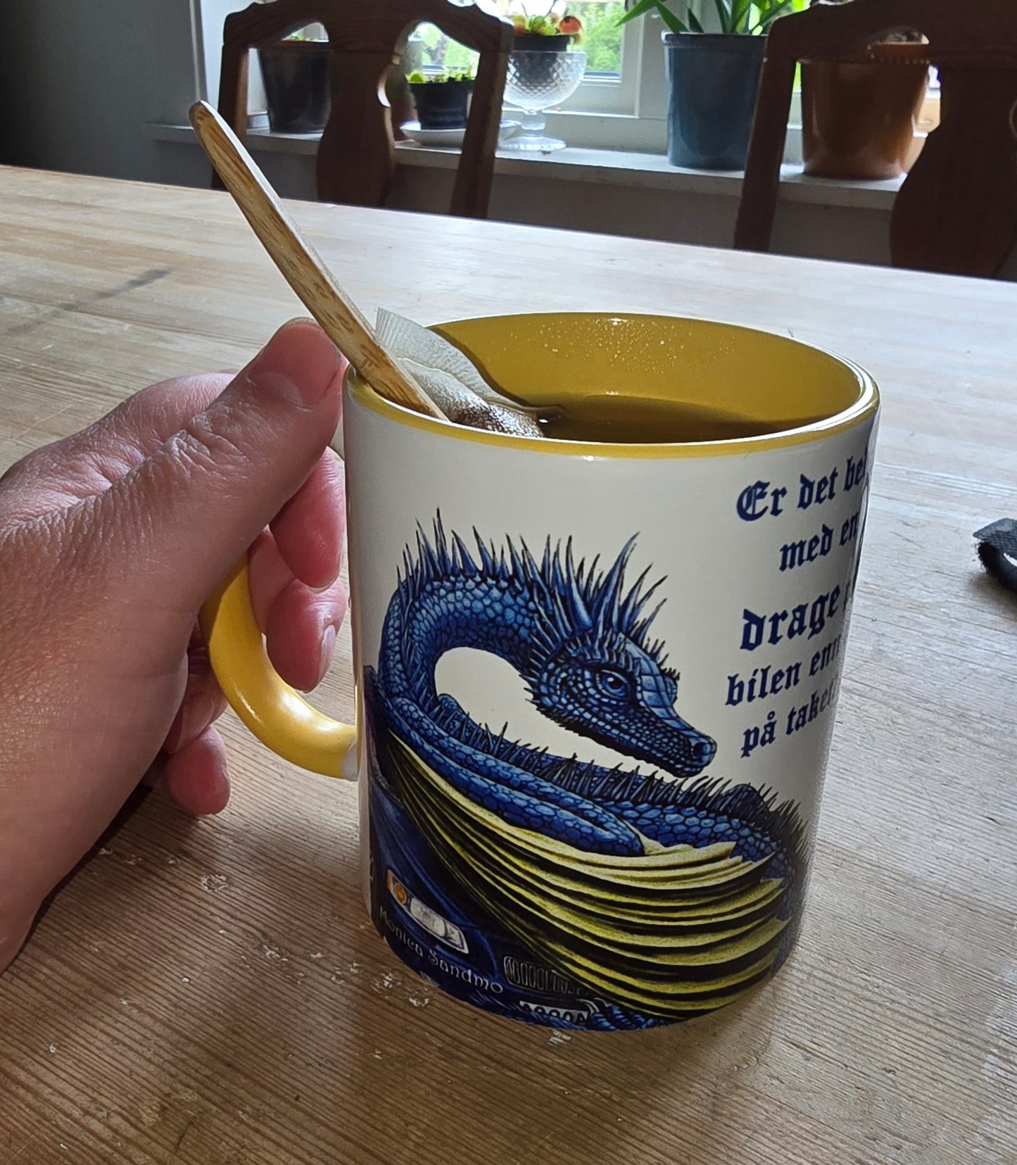 Kunstkopp 'Flat Volvo' - Gul med Dragemotiv