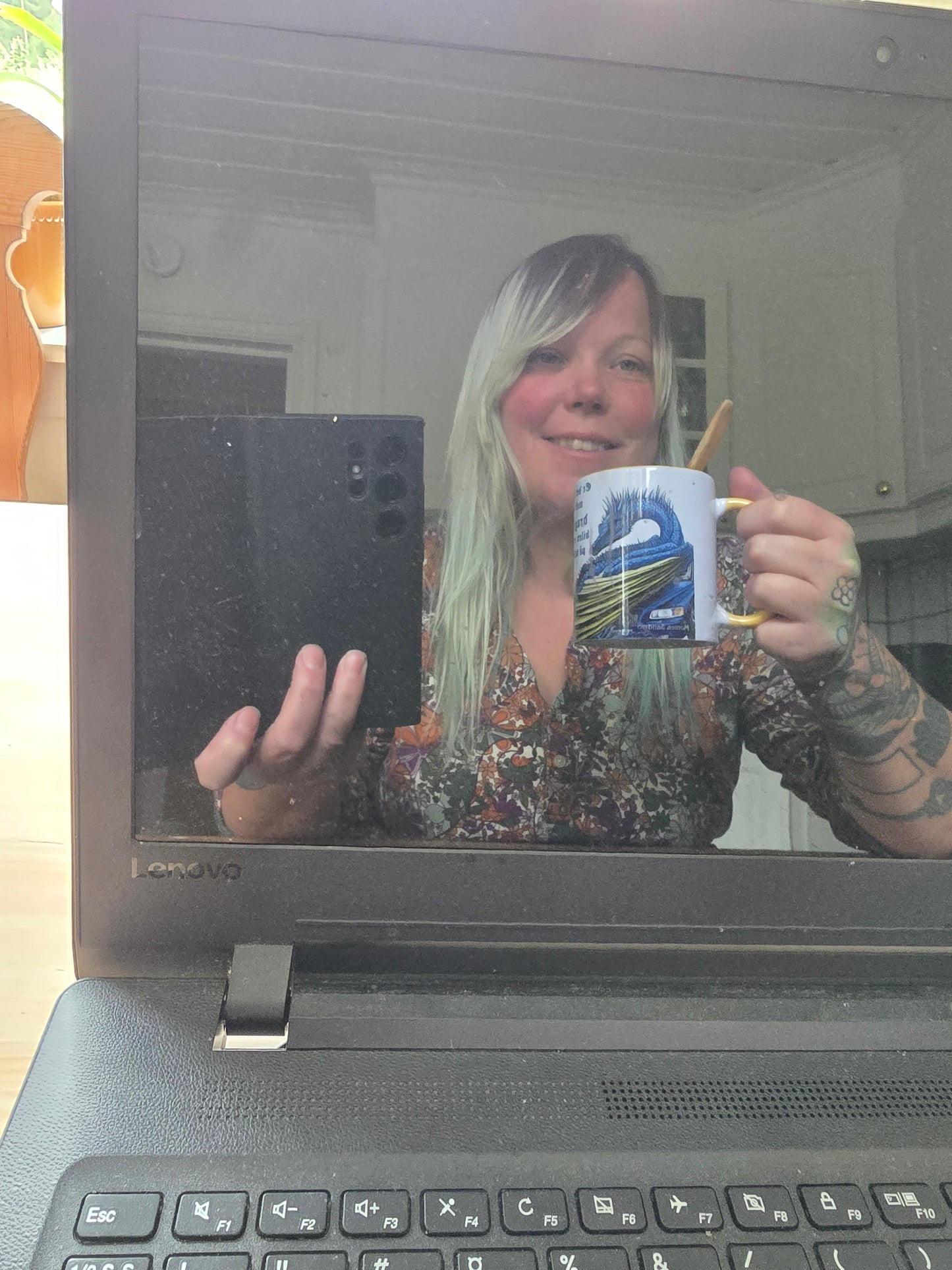 Kunstkopp 'Flat Volvo' - Gul med Dragemotiv