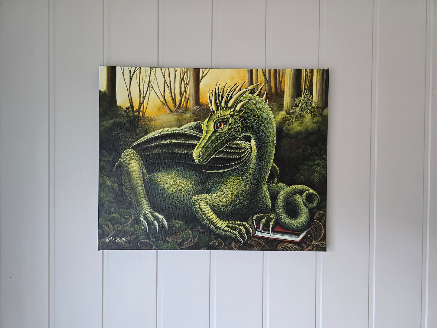 Originalt Akrylmaleri - Grønn Drage med Bok i Skogen (50x40 cm)