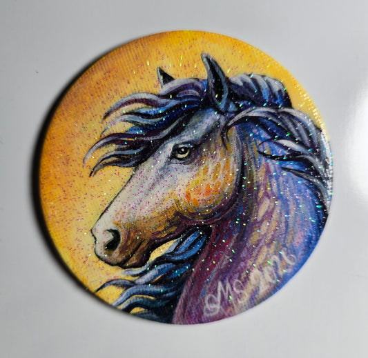 Håndmalt magnet, Fantasy hest portrett. Gule og blålilla toner med lilla glitter.