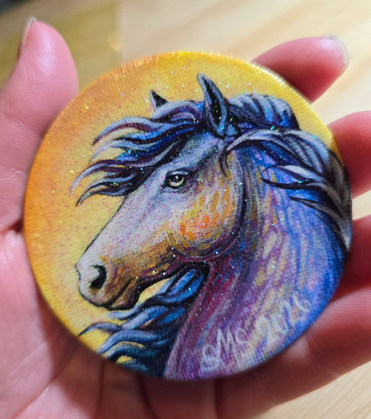Håndmalt magnet, Fantasy hest portrett. Gule og blålilla toner med lilla glitter.