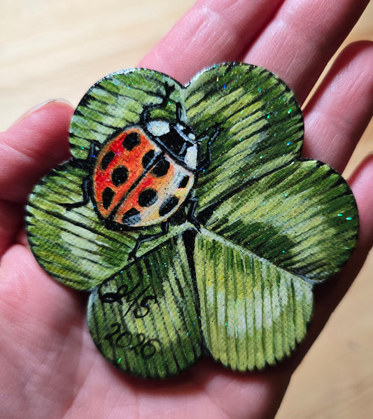 Håndmalt minilerret med marihøne på kløver,Blomsterform -7,5 cm