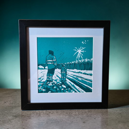 Håndlaget linotrykk trykket med to plater, Da det gir oss tre farger, det hvite i arket, den lyseste fargen og den mørkeste fargen. Disse tre utgjør altså hele bildet. Bildet er i blågrønne toner og hvitt. Vi ser en far og en liten sønn som står å observerer fyrverkeri sammen. et koselig øyeblikk for begge to. Trykket i 10 eksemplarer, dette er nr. 4 av 10