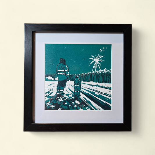 Håndlaget innrammet linotrykk trykket med to plater, Da det gir oss tre farger, det hvite i arket, den lyseste fargen og den mørkeste fargen. Disse tre utgjør altså hele bildet. Bildet er i blågrønne toner og hvitt. Vi ser en far og en liten sønn som står å observerer fyrverkeri sammen. et koselig øyeblikk for begge to. Trykket i 10 eksemplarer, dette er nr. 1 av 10