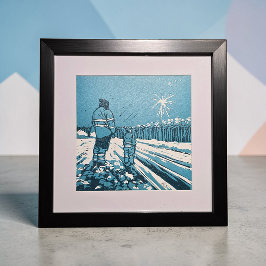 Unikt linotrykk, nummerert 7 av 10. Innrammet i svart ramme av kunststoff. Måler 22 x 22 cm. Motivet er av far og sønn som står sammen og ser nyttårsfyrverkeri, en hyggelig delt opplevelse. Fargene i bildet er mørke og lys grønnblå tone og hvitt i arket. Kunstner monica Sandmo