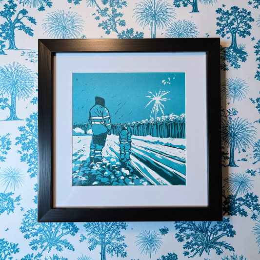 Linotrykk Far og sønn. Dette er nummerert  8 av 10.Trykket viser en far og sønn som står og ser nyttårsfyrverkeri sammen. En koselig stund. Trykket er trykket i blågrønt, mørk og lyst. så er det også hvitt fra arket. Hvit passeopartout og svart ramme i kunststoff.